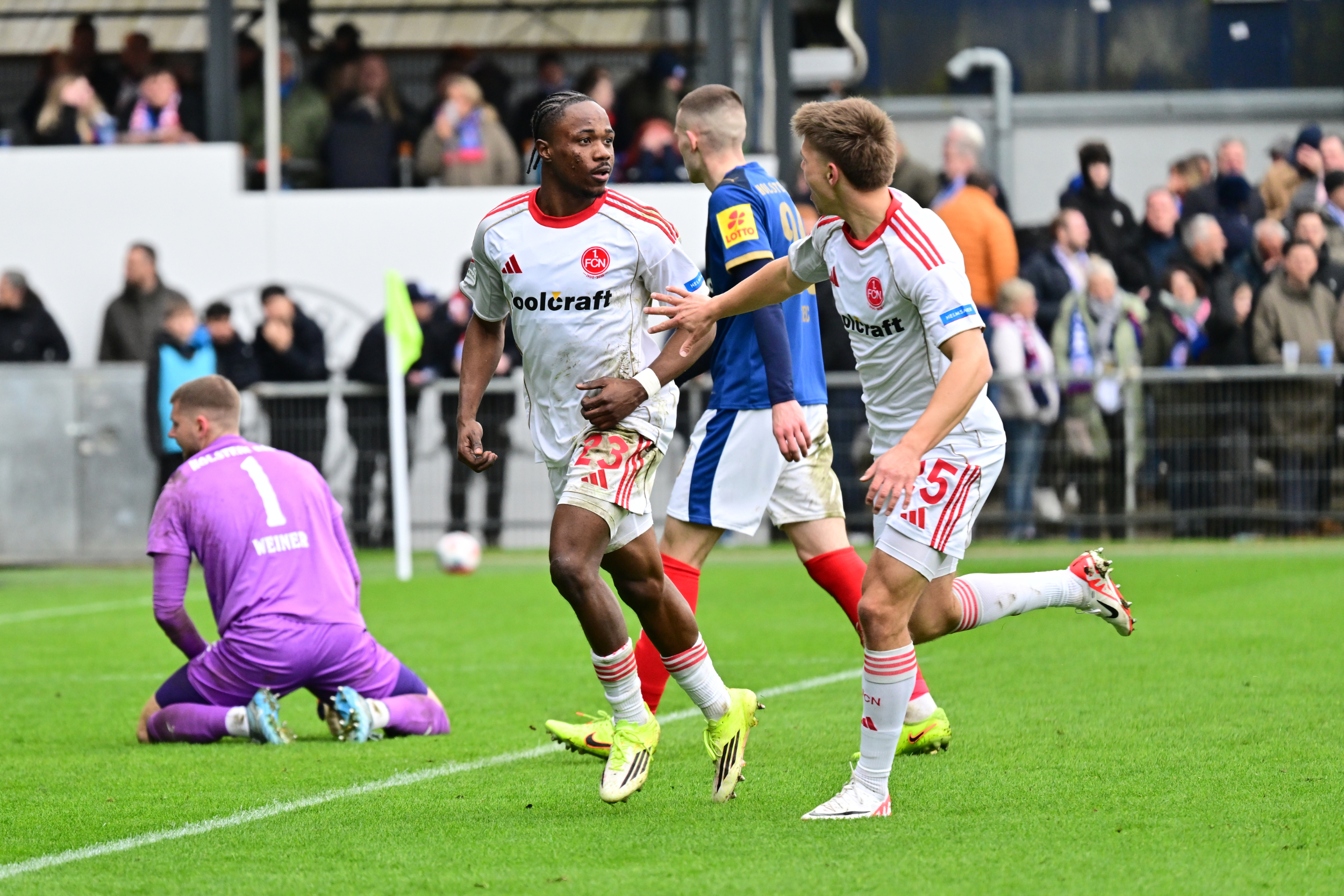 Mohamed Ali Zoma bejubelt sein Tor zum 2:3 für Nürnberg