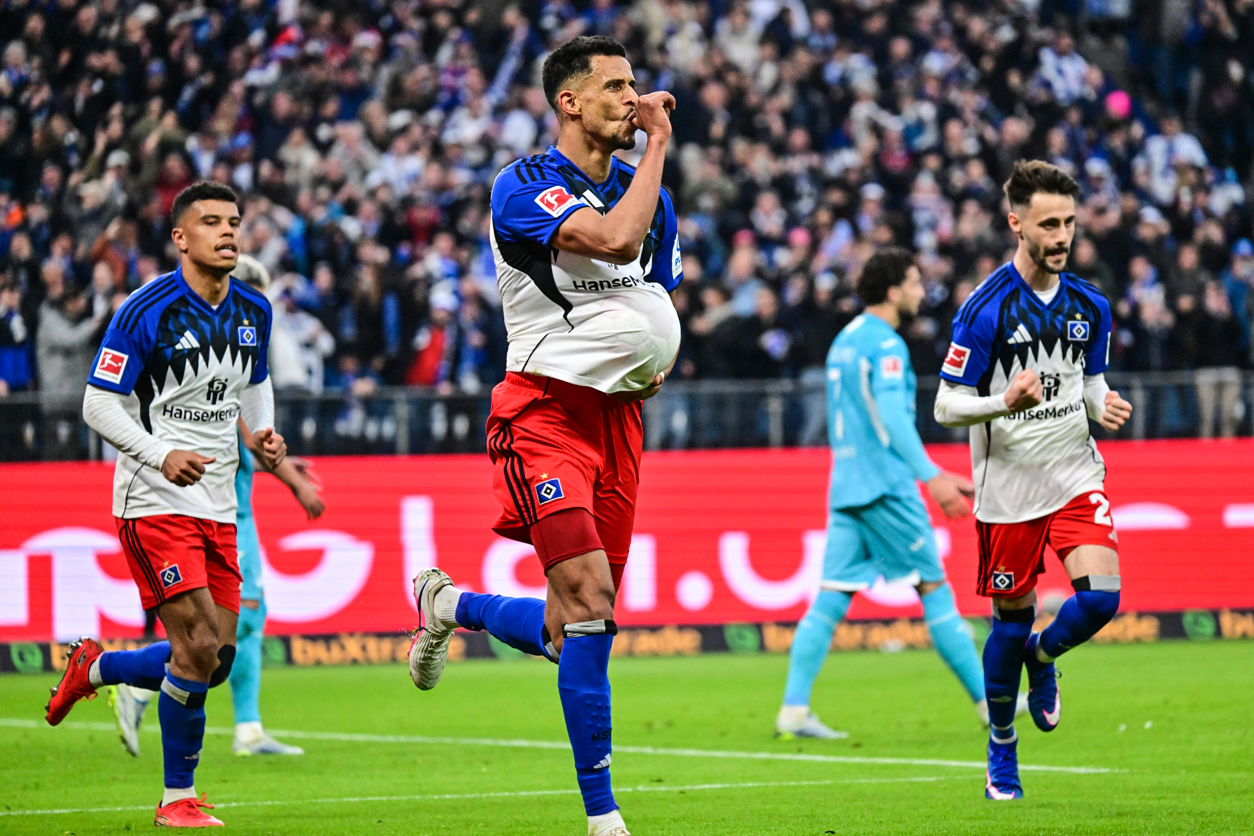 Du betrachtest gerade „Es wird ein Junge!“ – Vaterfreuden bei Robert Glatzel