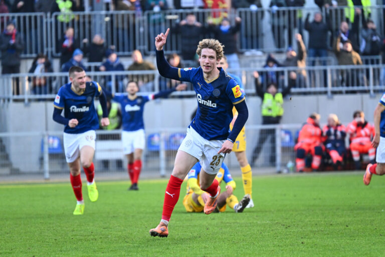 Mehr über den Artikel erfahren Meffert-Effekt sofort spürbar: Holstein schlägt Paderborn – und findet Stabilität