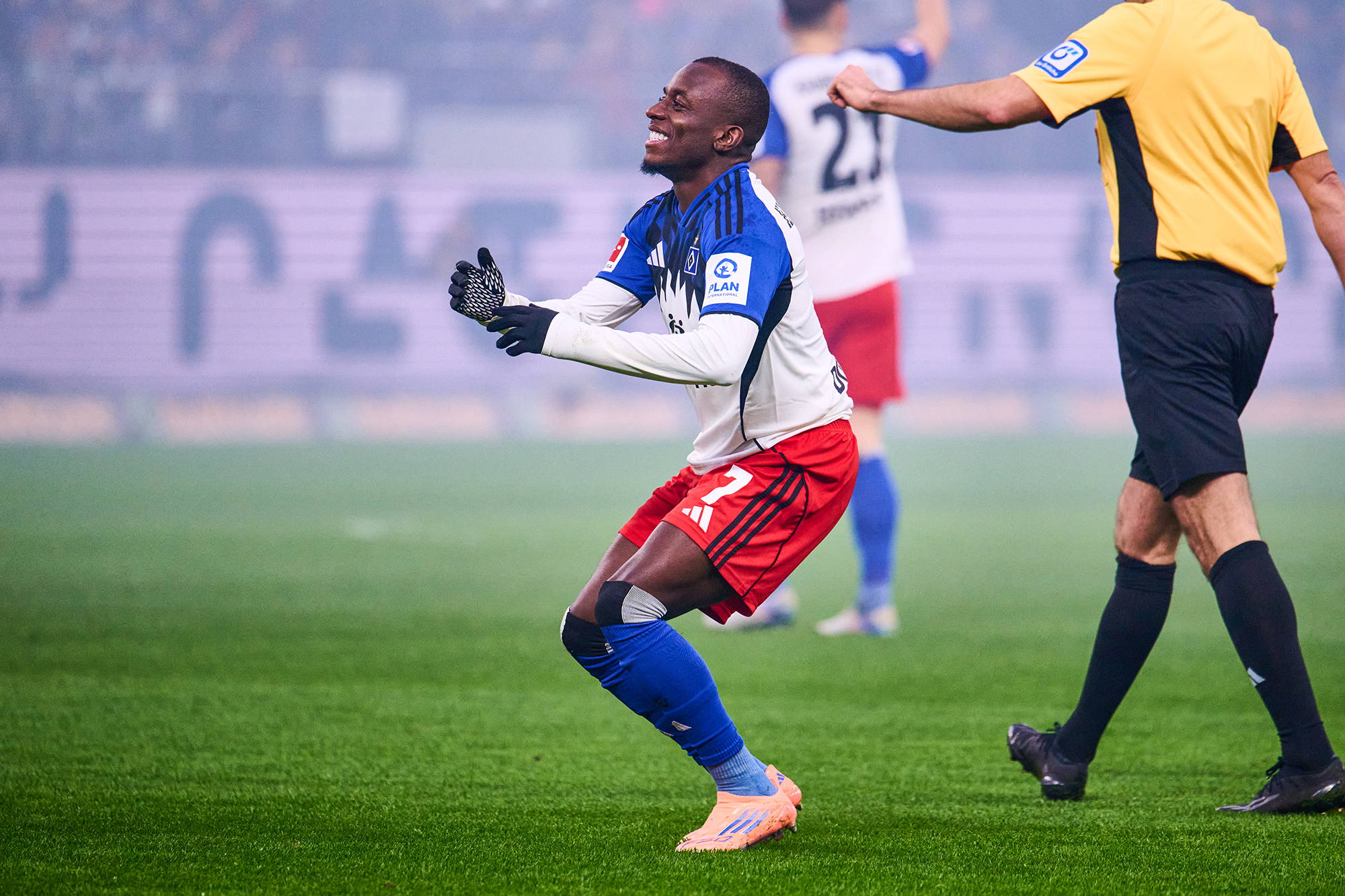 Mehr über den Artikel erfahren HSV suspendiert Jean-Luc Dompé – Personalsorgen gegen Bayern München