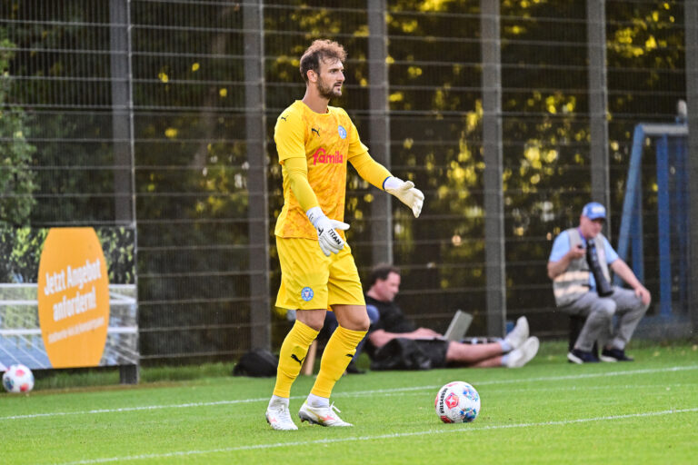 Mehr über den Artikel erfahren Trainingsweltmeister ohne Spielrhythmus: Engelhardt darf endlich wieder ins Holstein-Tor