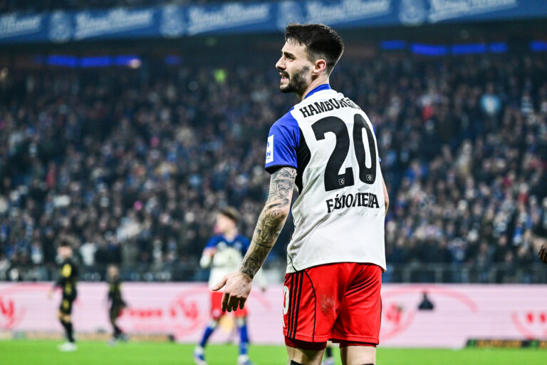 Mehr über den Artikel erfahren Punkt in Unterzahl – HSV zeigt zwei Gesichter gegen Augsburg im Abstiegskampf