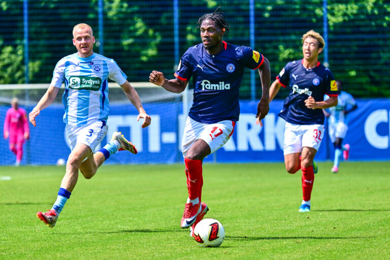 Mehr über den Artikel erfahren Holstein Kiel dreht Testspiel gegen Sønderjyske – Sorgen um Schonlau nach frühem Wechsel