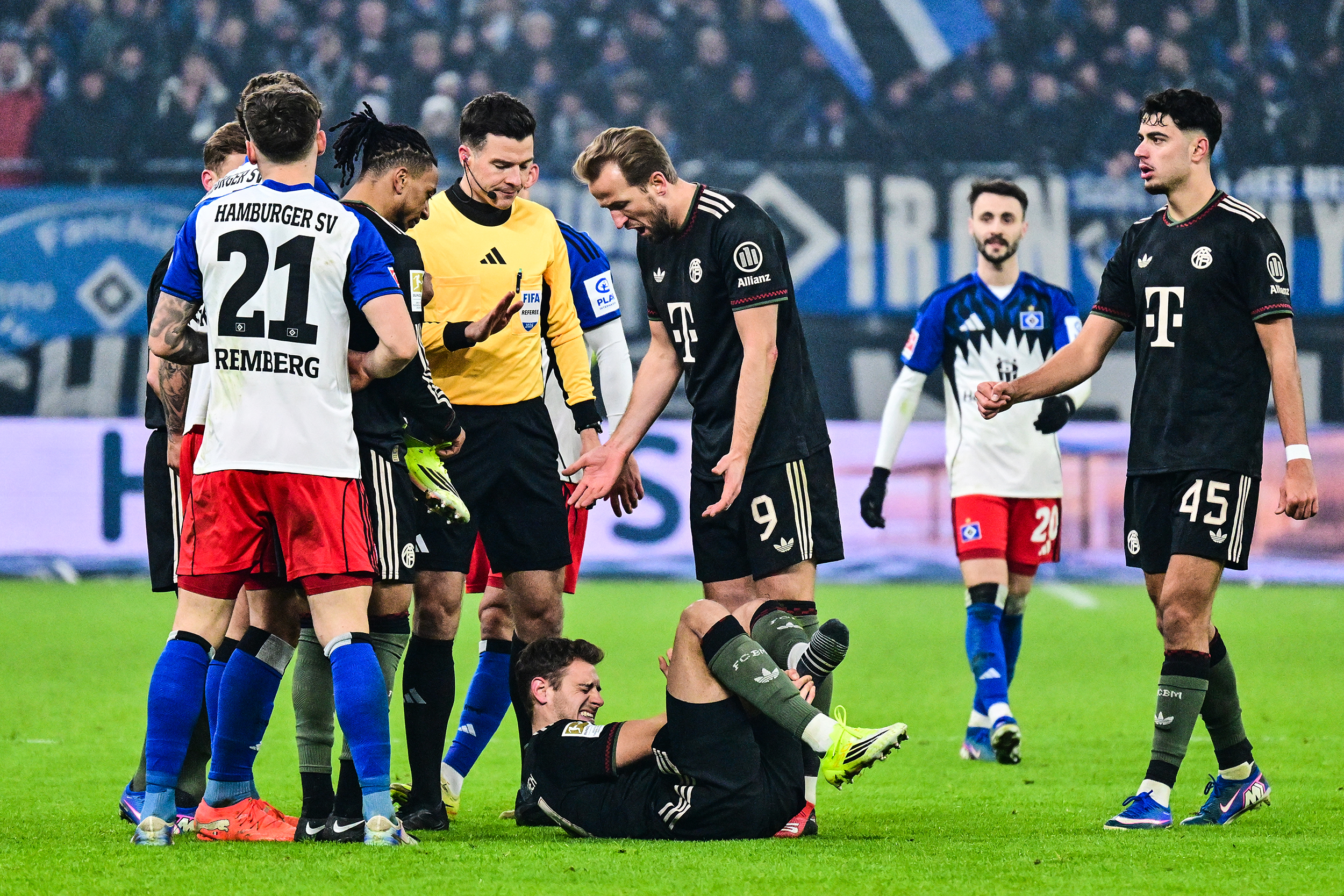 In den vielen Unterbrechungen gab es immer wieder Diskussionen - speziell mit Harry Kane und Joshua Kimmich