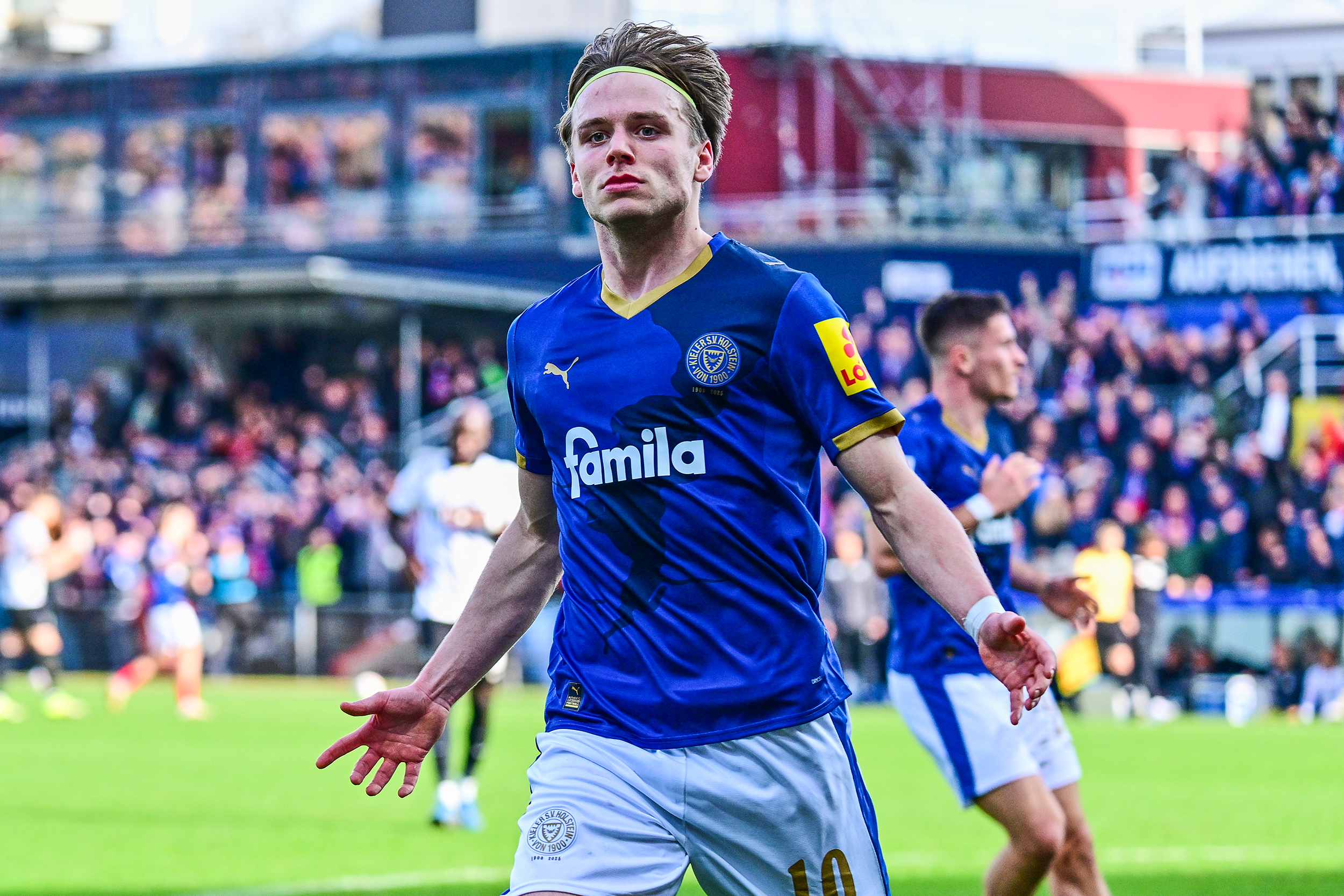 Jonas Therkelsen bejubelt seinen Ausgleich/ Tor zum 1:1