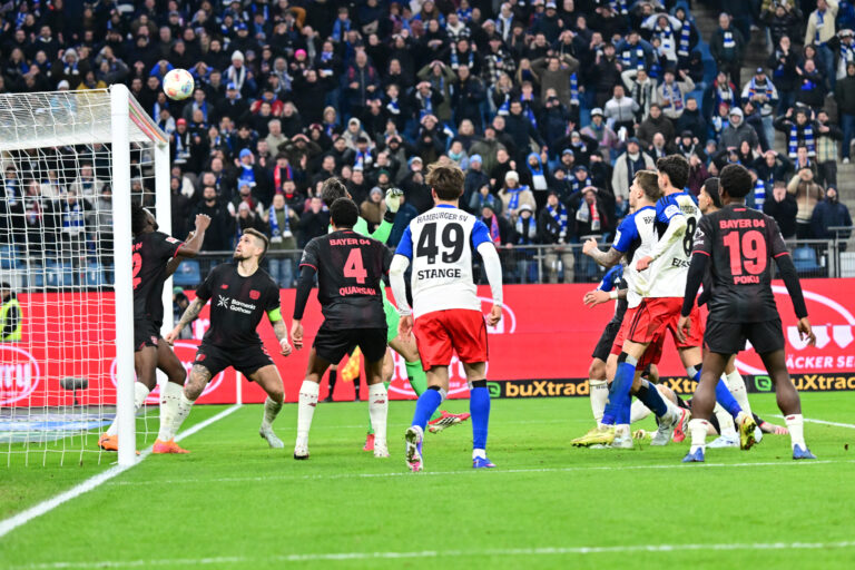Mehr über den Artikel erfahren HSV kämpft – doch Kofane trifft: Leverkusen gewinnt knapp im Volkspark