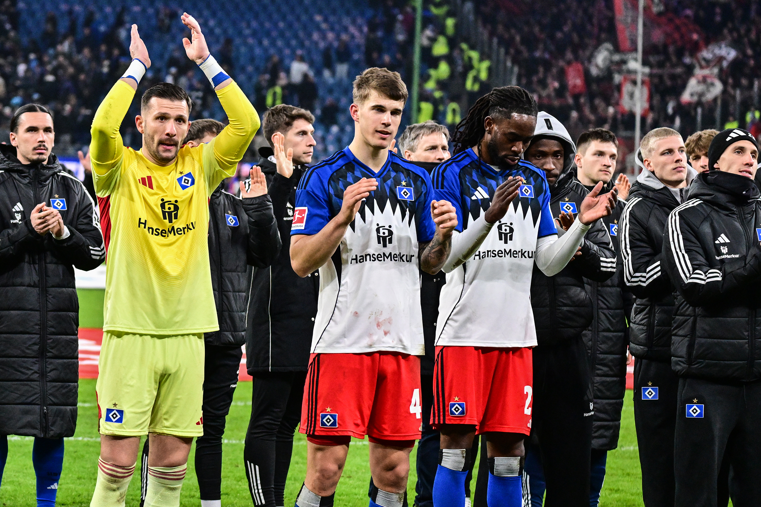 Enttäuschte HSV Spieler vor ihren Fans