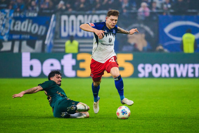 Mehr über den Artikel erfahren VAR-Wahnsinn im Nordderby: Werder Bremen schlägt kopflosen HSV