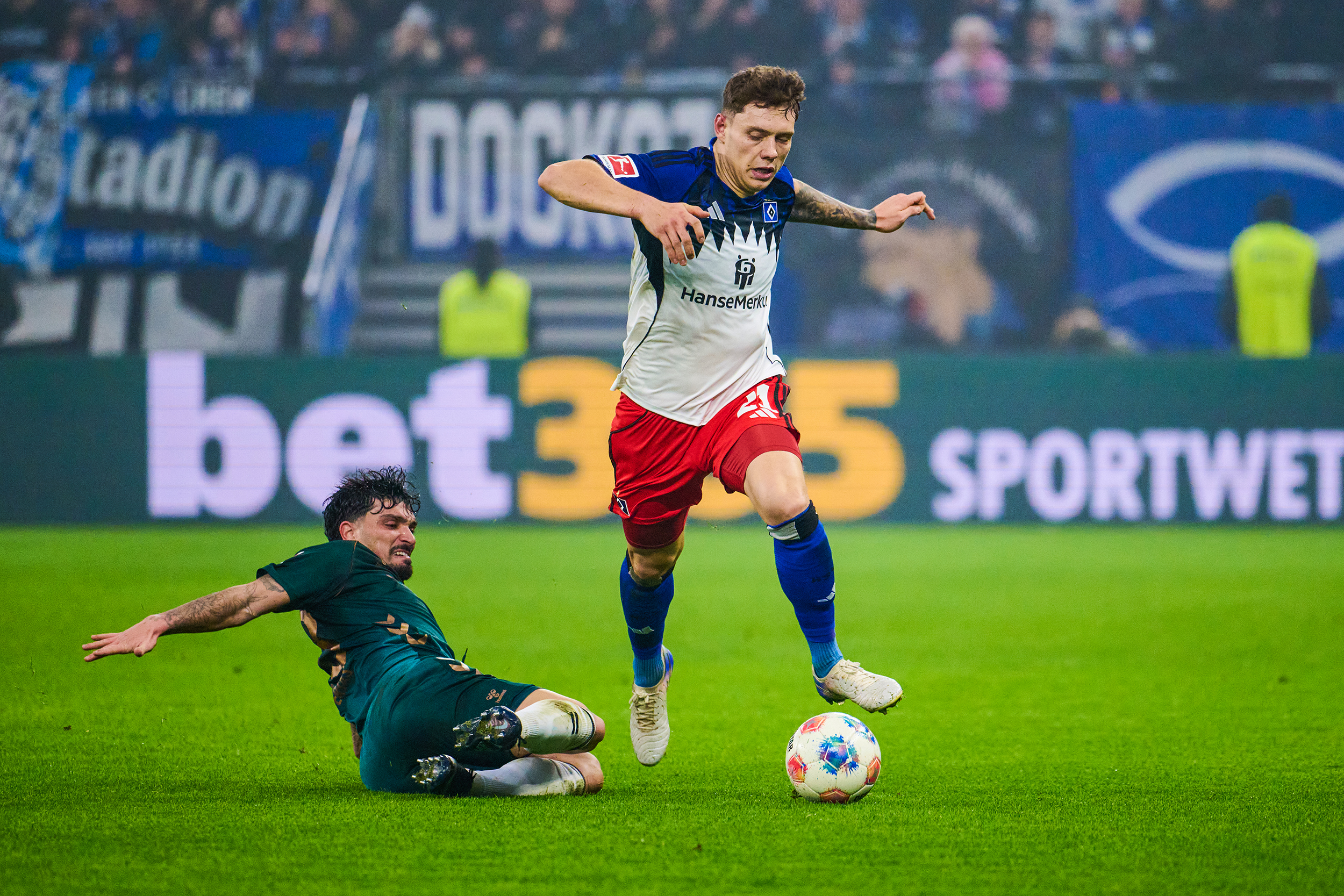 Mehr über den Artikel erfahren VAR-Wahnsinn im Nordderby: Werder Bremen schlägt kopflosen HSV