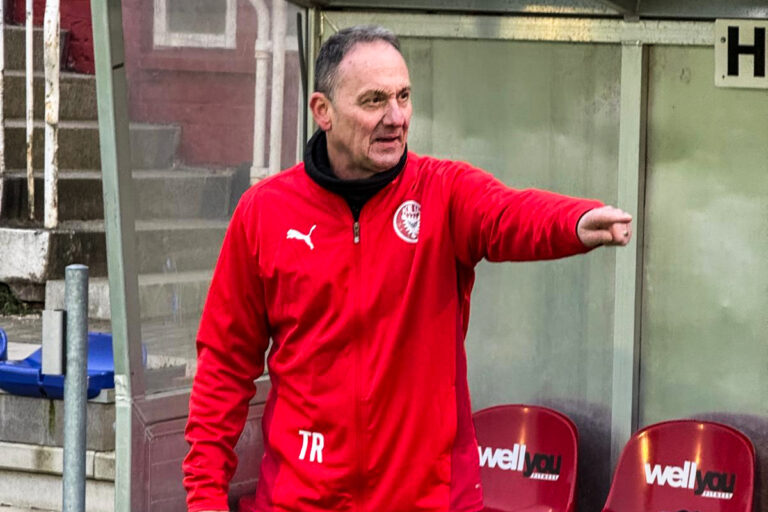 Mehr über den Artikel erfahren Trainerwechsel trotz Tabellenführung: Kilia Kiel stellt Heiko Dukats-Jadwizak frei