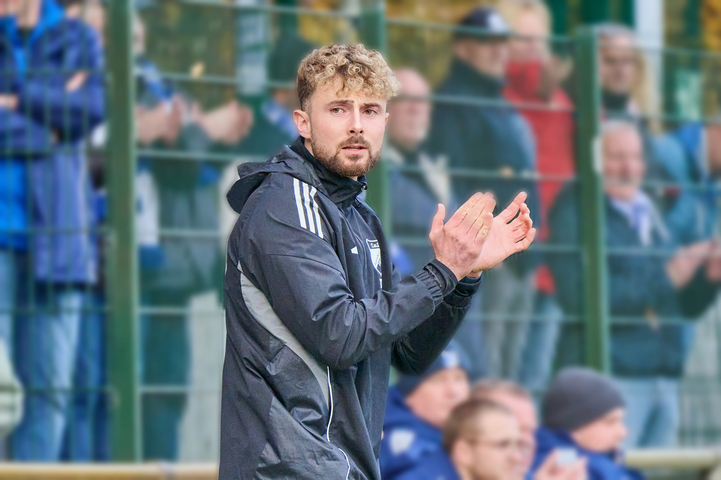 Trainer Henning Knuth und der TuS Rotenhof haben einen großen Schritt Richtung Klassenerhalt gemacht mit dem Sieg gegen Eutin 08