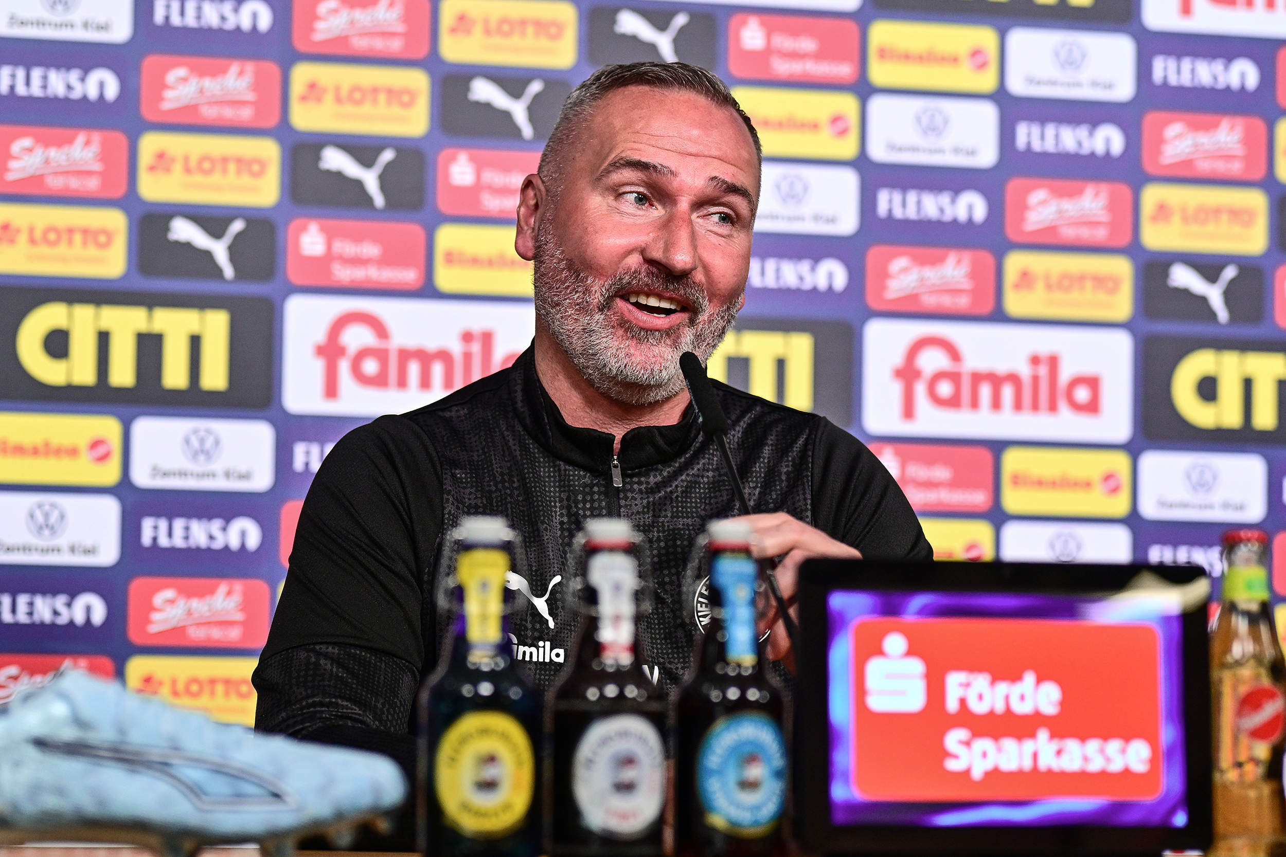 Holstein-Coach-Tim-Walter-bei-der-Pressekonferenz-vor-Kaiserslautern