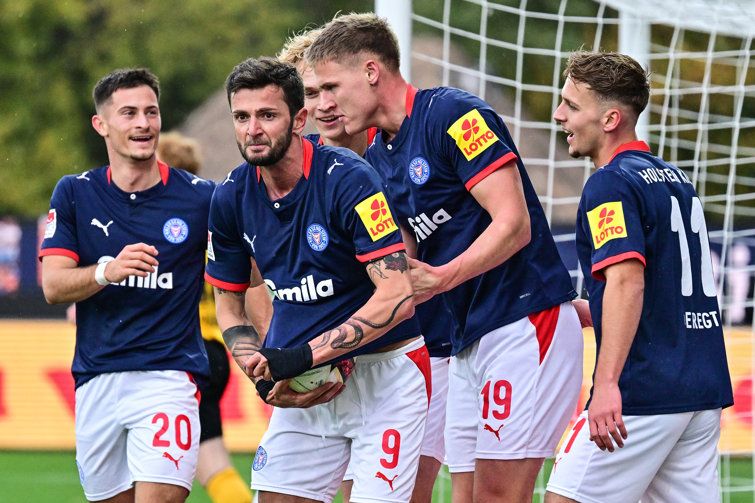 Mehr über den Artikel erfahren Analyse: Zwei Spitzen stechen – und plötzlich gewinnt Kiel wieder