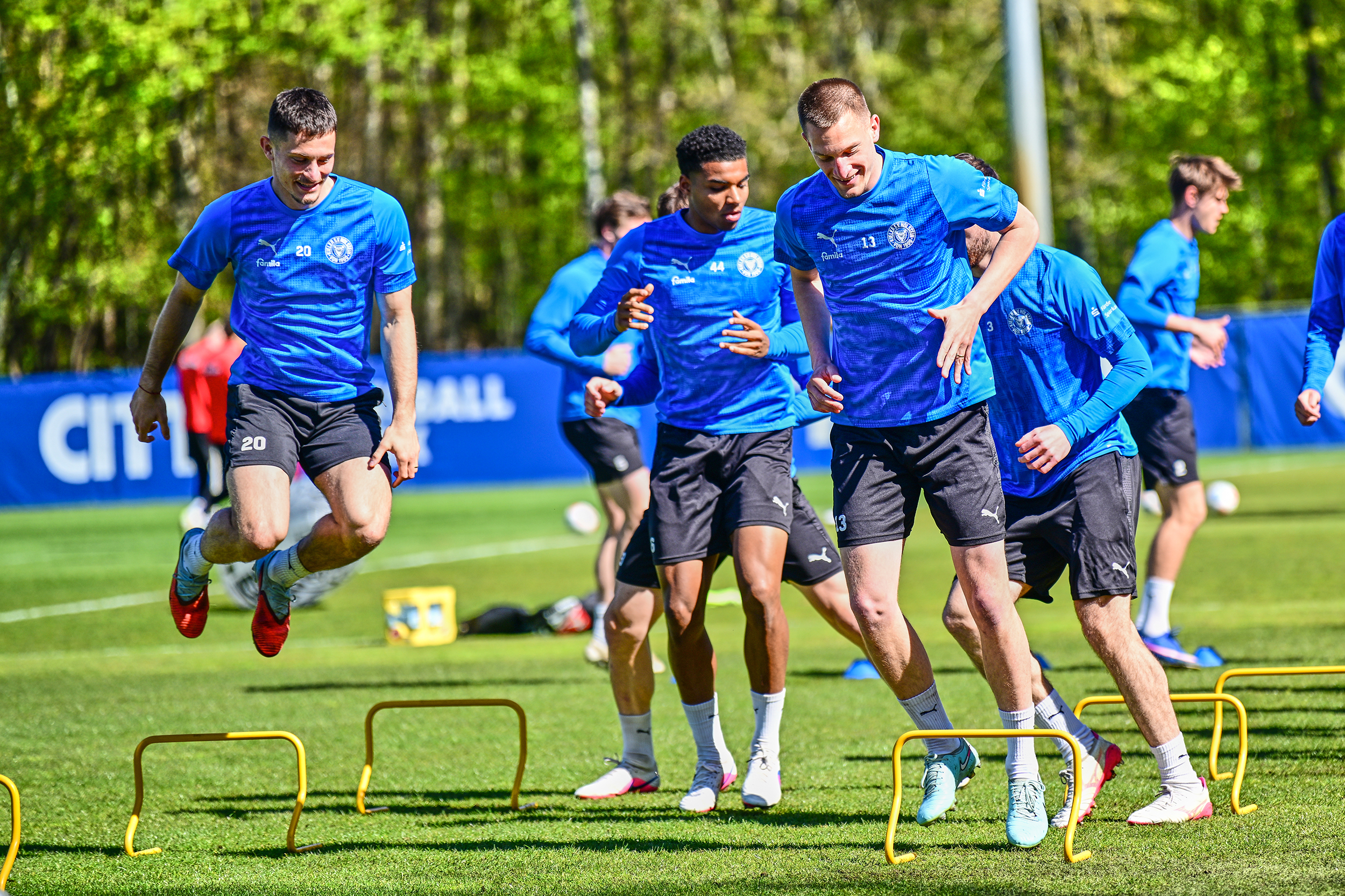 Mehr über den Artikel erfahren Holstein Kiel startet in Gettorf in die Vorbereitung – Fans können hautnah dabei sein