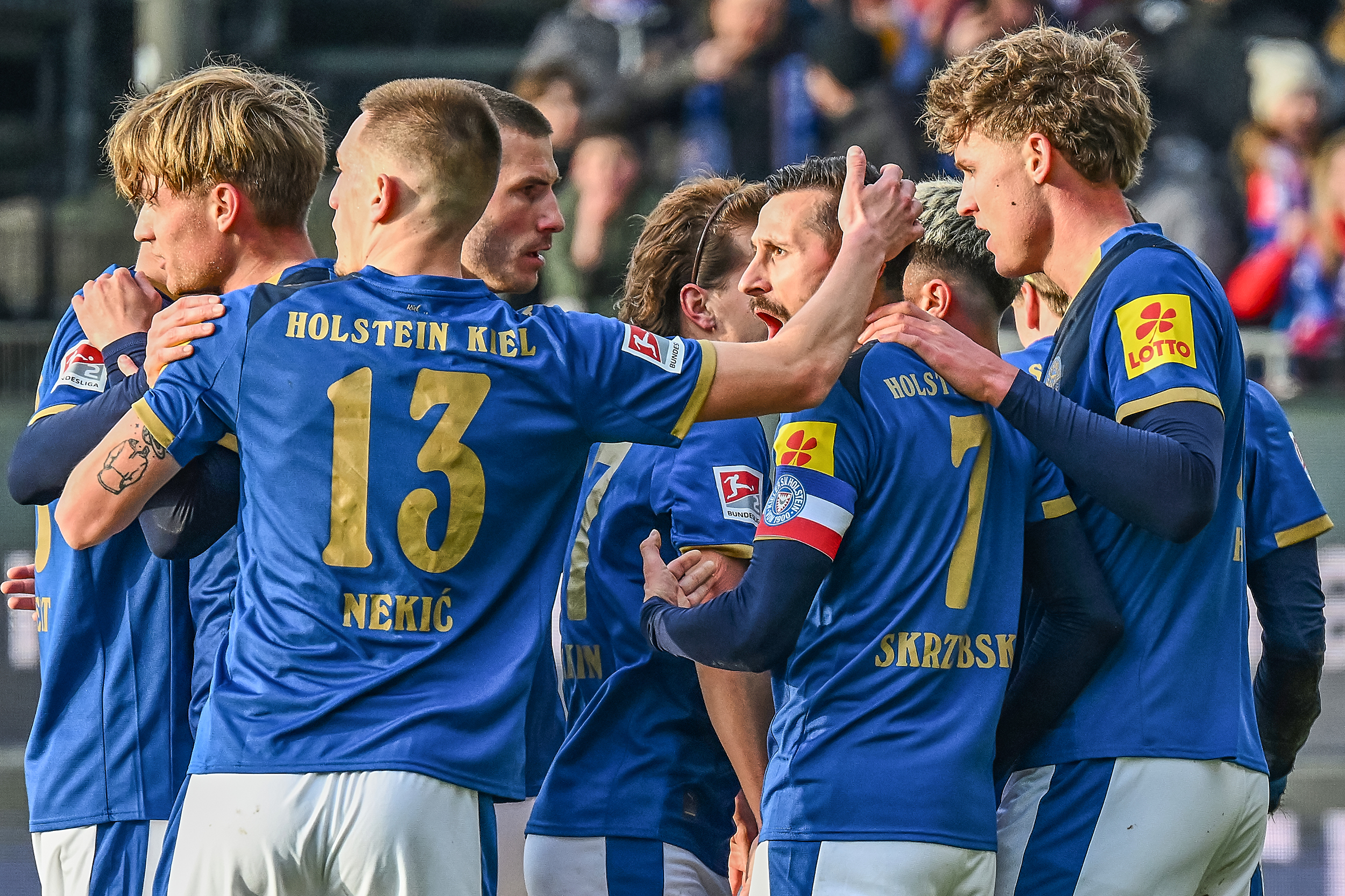 Mehr über den Artikel erfahren Big Points im Abstiegskampf: Holstein Kiel ringt Bochum in wildem Spiel nieder