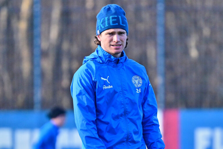 Mehr über den Artikel erfahren Abschied nach veränderter Rolle: Magnus Knudsen verlässt Holstein Kiel