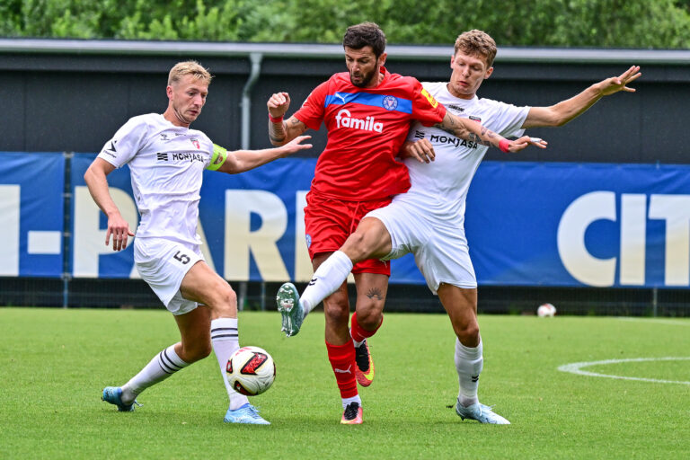 Mehr über den Artikel erfahren Müde Beine – alte Schwächen: Holstein Kiel unterliegt FC Fredericia im Testspiel