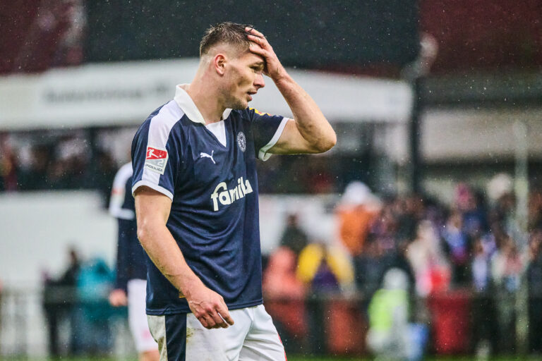 Mehr über den Artikel erfahren Müller-Rot erhöht Holsteins Abstiegsnot: Relegationsplatz nach 2:0 Niederlage in Darmstadt
