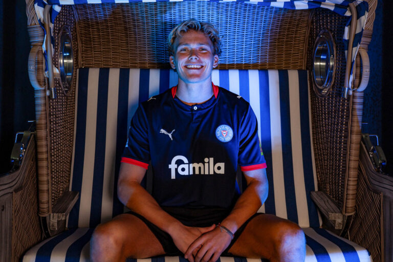 Mehr über den Artikel erfahren Holstein reagiert in der Defensive: Innenverteidiger Noah Madsen kommt aus Portugal