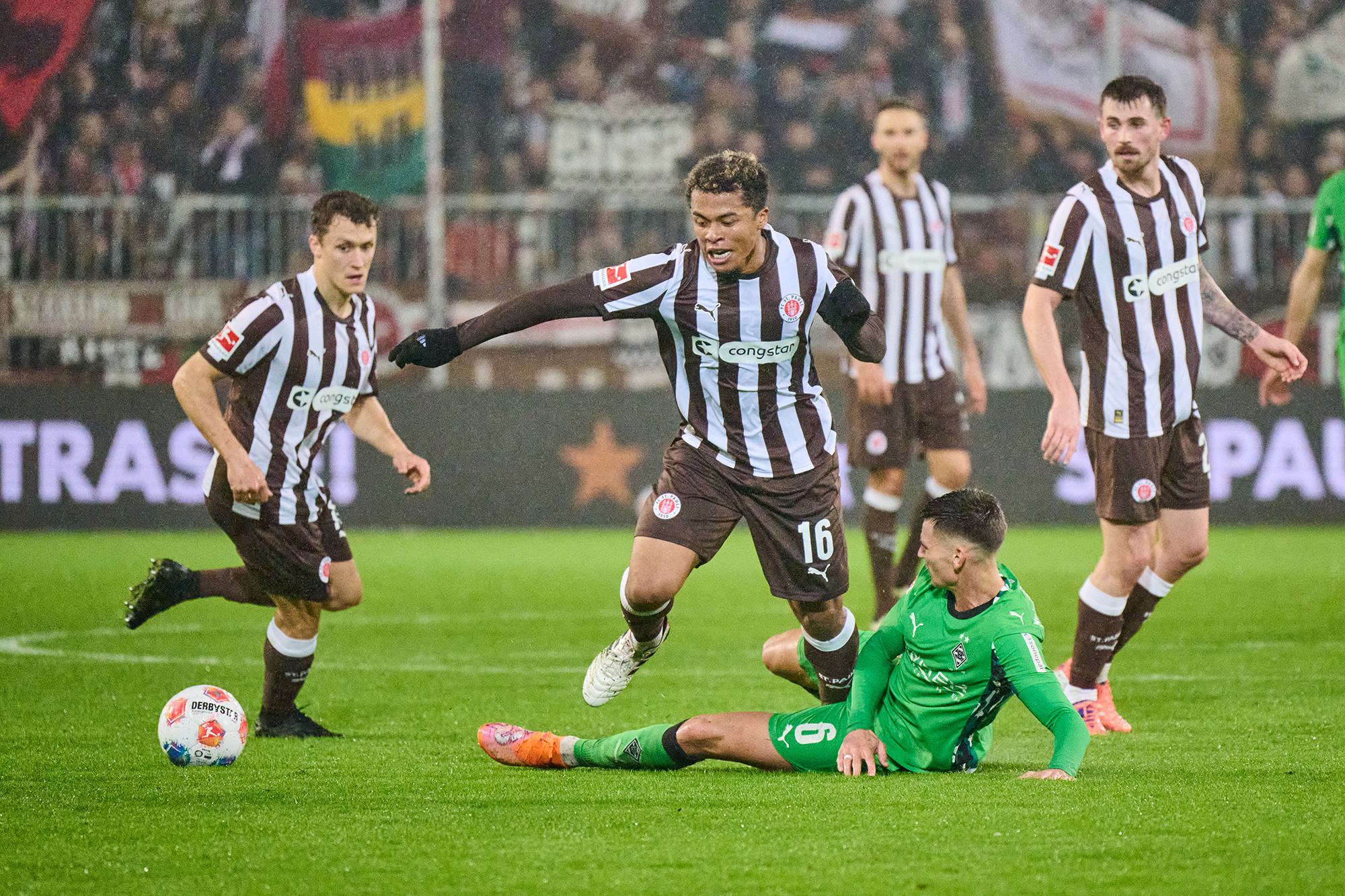 Mehr über den Artikel erfahren Licht aus am Millerntor – St. Pauli steckt tief in der Krise