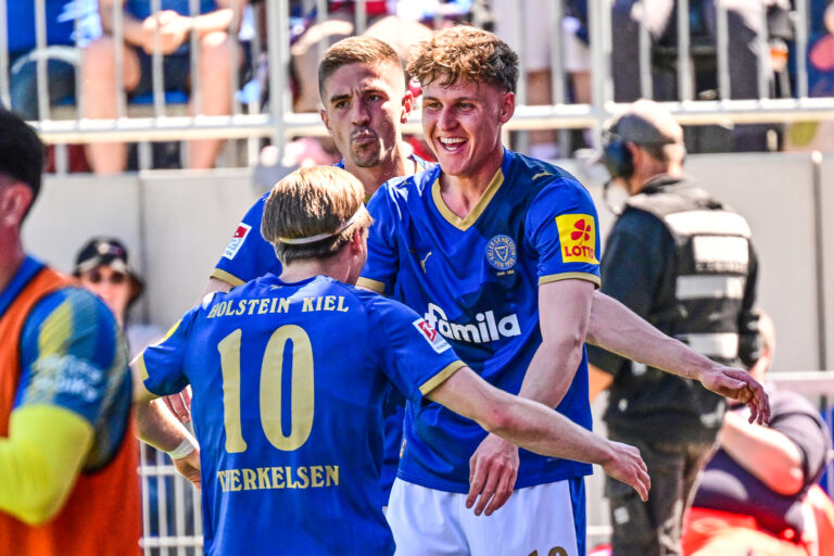 Mehr über den Artikel erfahren Klassenerhalt perfekt! Harres-Doppelpack lässt Holstein Kiel feiern