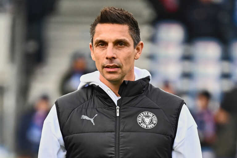 Mehr über den Artikel erfahren Marcel Rapp zum FC St. Pauli? Muss Alexander Blessin seinen Cheftrainerposten räumen?