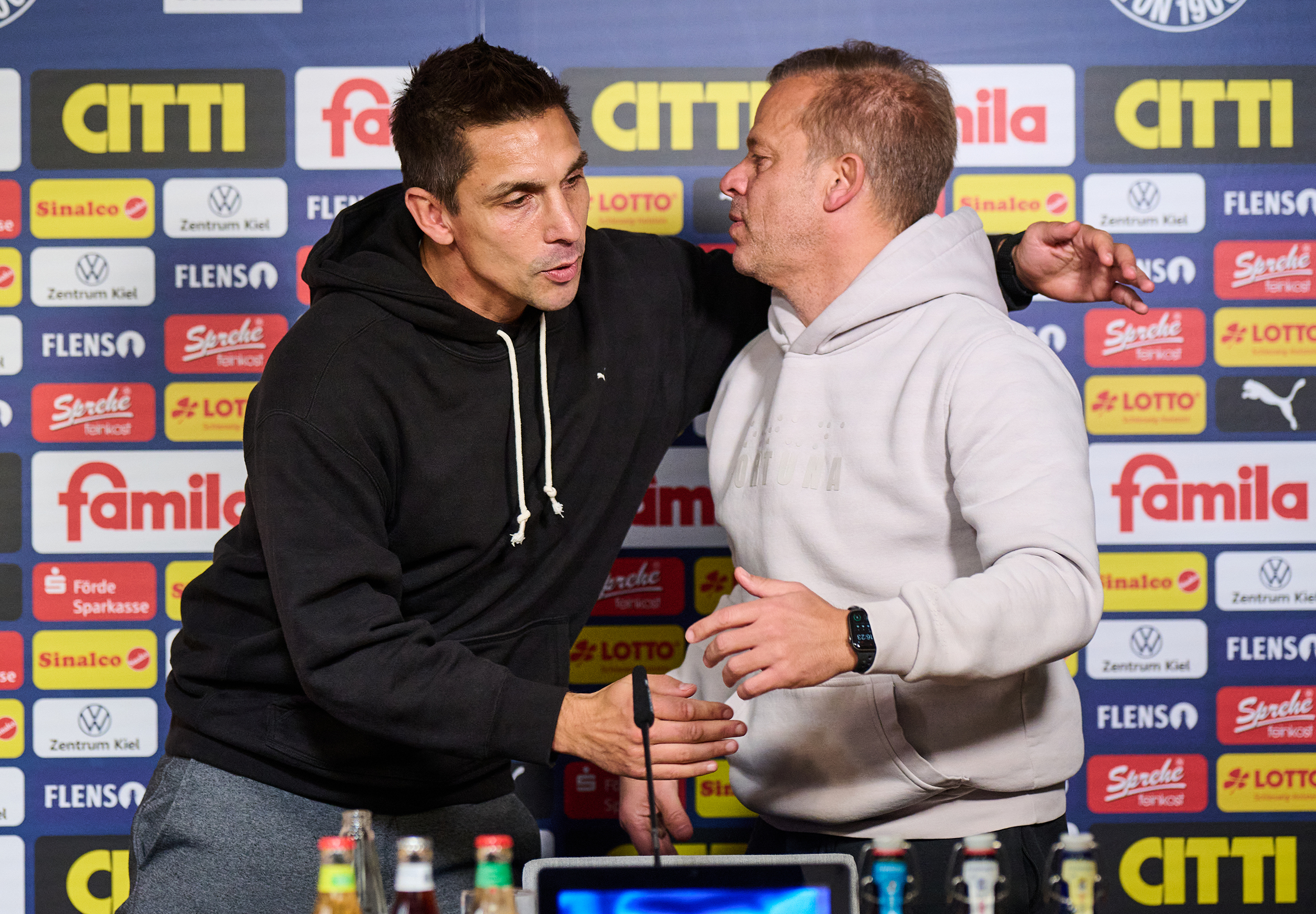 Read more about the article Im Regel-Leid vereint: Pressekonferenz wird zur Comedy-Show