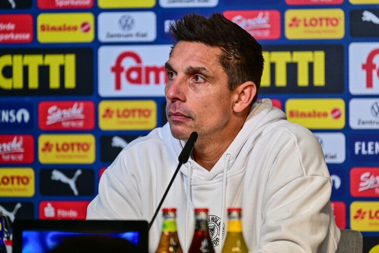 Mehr über den Artikel erfahren Trainerwechsel bei Holstein Kiel: Marcel Rapp freigestellt – Gerüchte um Nachfolger