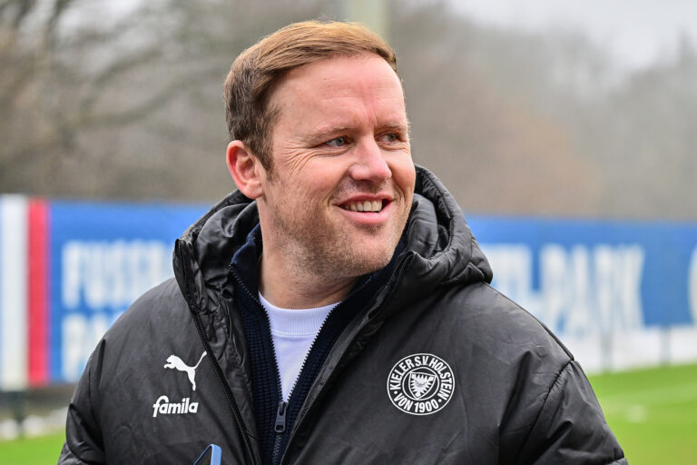 Mehr über den Artikel erfahren Braucht Holstein Kiel einen neuen Impuls? – Interview mit Olaf Rebbe