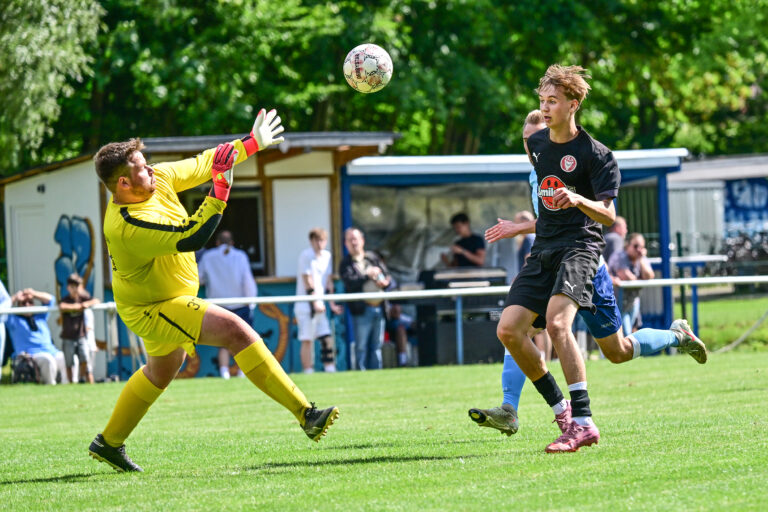 Mehr über den Artikel erfahren Ritter-Dreierpack dreht Kieler Derby – Kilias U23 siegt beim Suchsdorfer SV