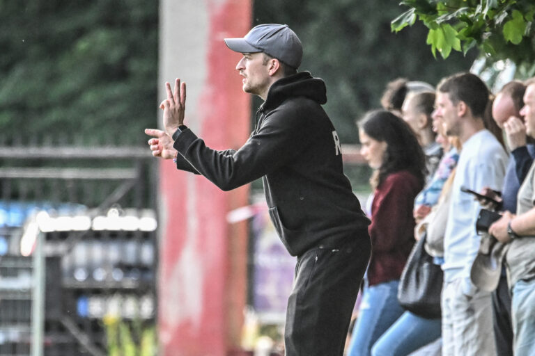 Mehr über den Artikel erfahren Rot-Schwarz Kiel – vom Außenseiter ins Aufstiegsrennen