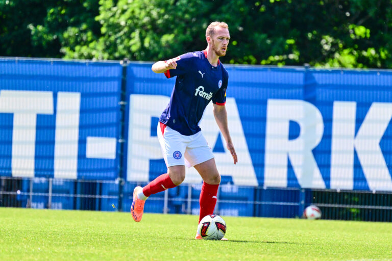 Mehr über den Artikel erfahren Positive Signale aus dem Holstein-Trainingslager: Verletzten-Update zu Schonlau, Abe und Rosenboom