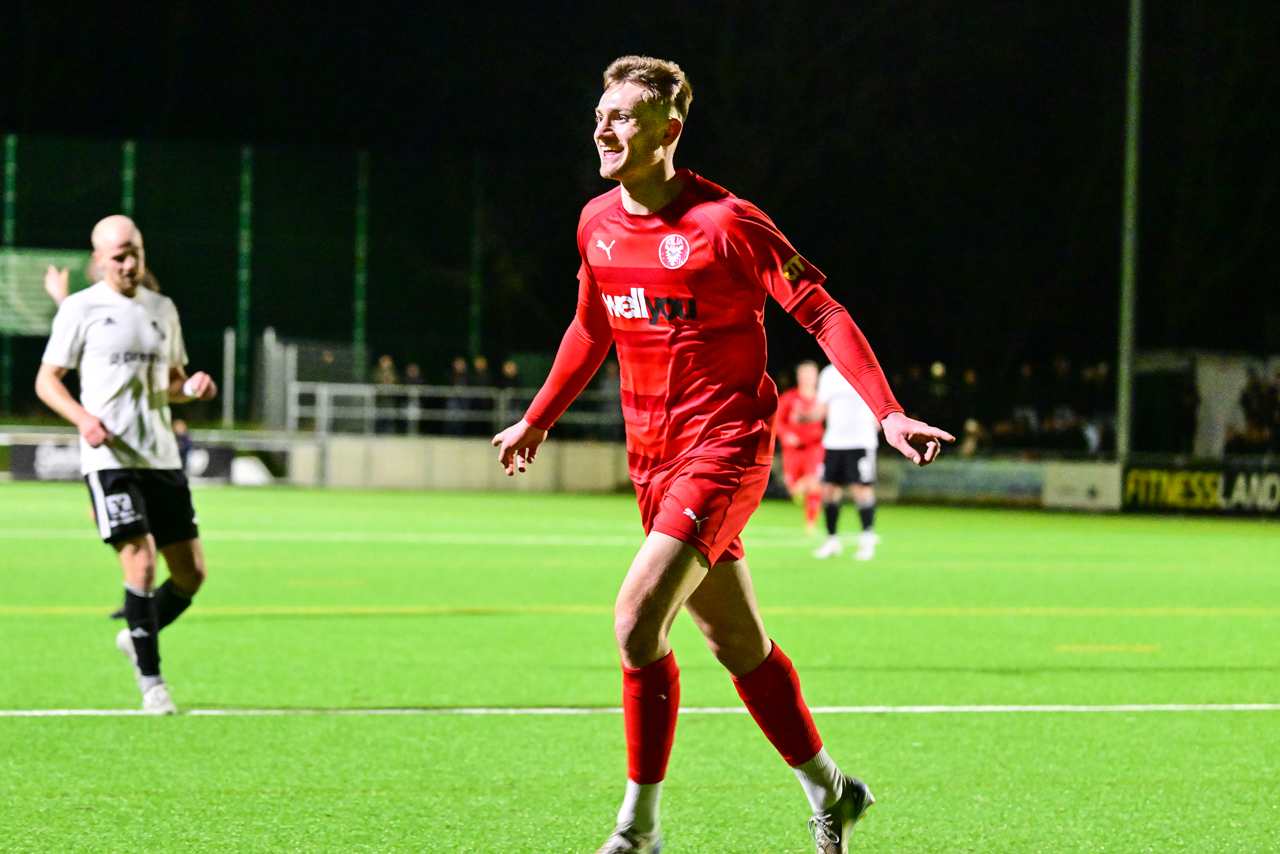 Mehr über den Artikel erfahren FC Kilia Kiel überrollt Heider SV – Schwabe trifft dreifach beim 5:0 unter Flutlicht