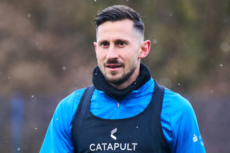 Mehr über den Artikel erfahren Neue Impulse: Holstein probiert die Viererkette – und Skrzybski ist begeistert