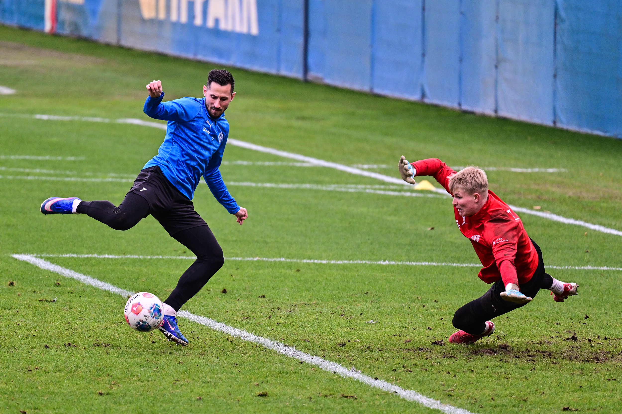 Steven Skrzybski überwindet im Training Lio Rothenhagen
