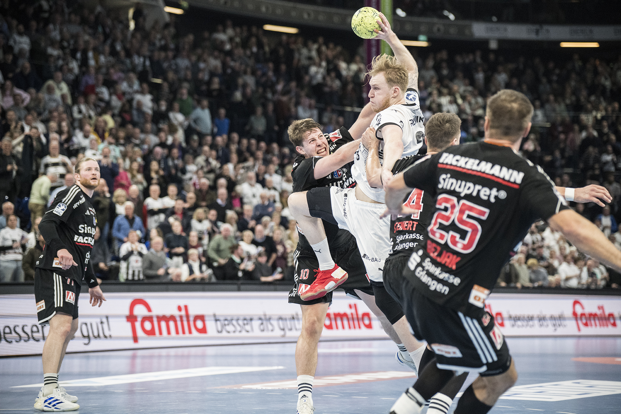 Read more about the article Ungefährdeter Sieg – THW Kiel schlägt HC Erlangen mit 28:24