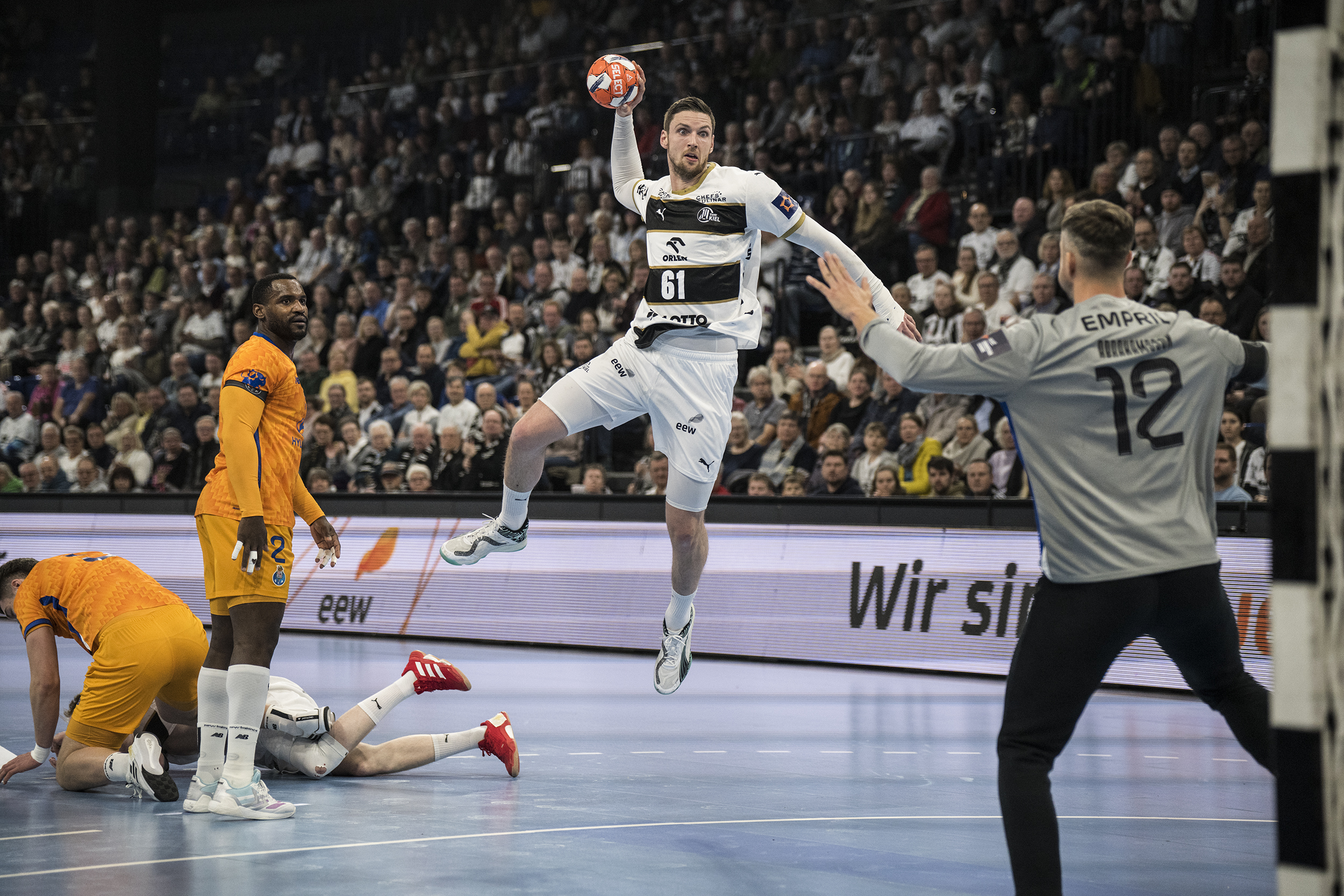 Read more about the article THW Kiel siegt dank Mrkva und guter zweiter Halbzeit gegen FC Porto