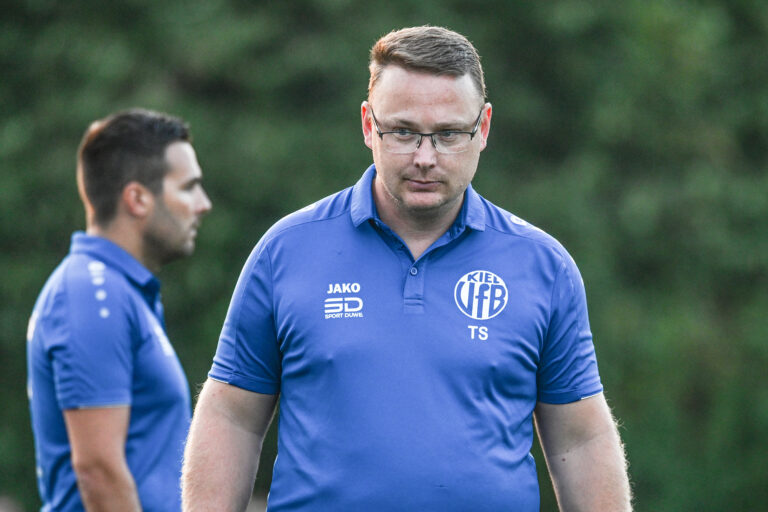 Mehr über den Artikel erfahren VfB Kiel: Aufstiegsambitionen nach starker Hinrunde auf der Waldwiese