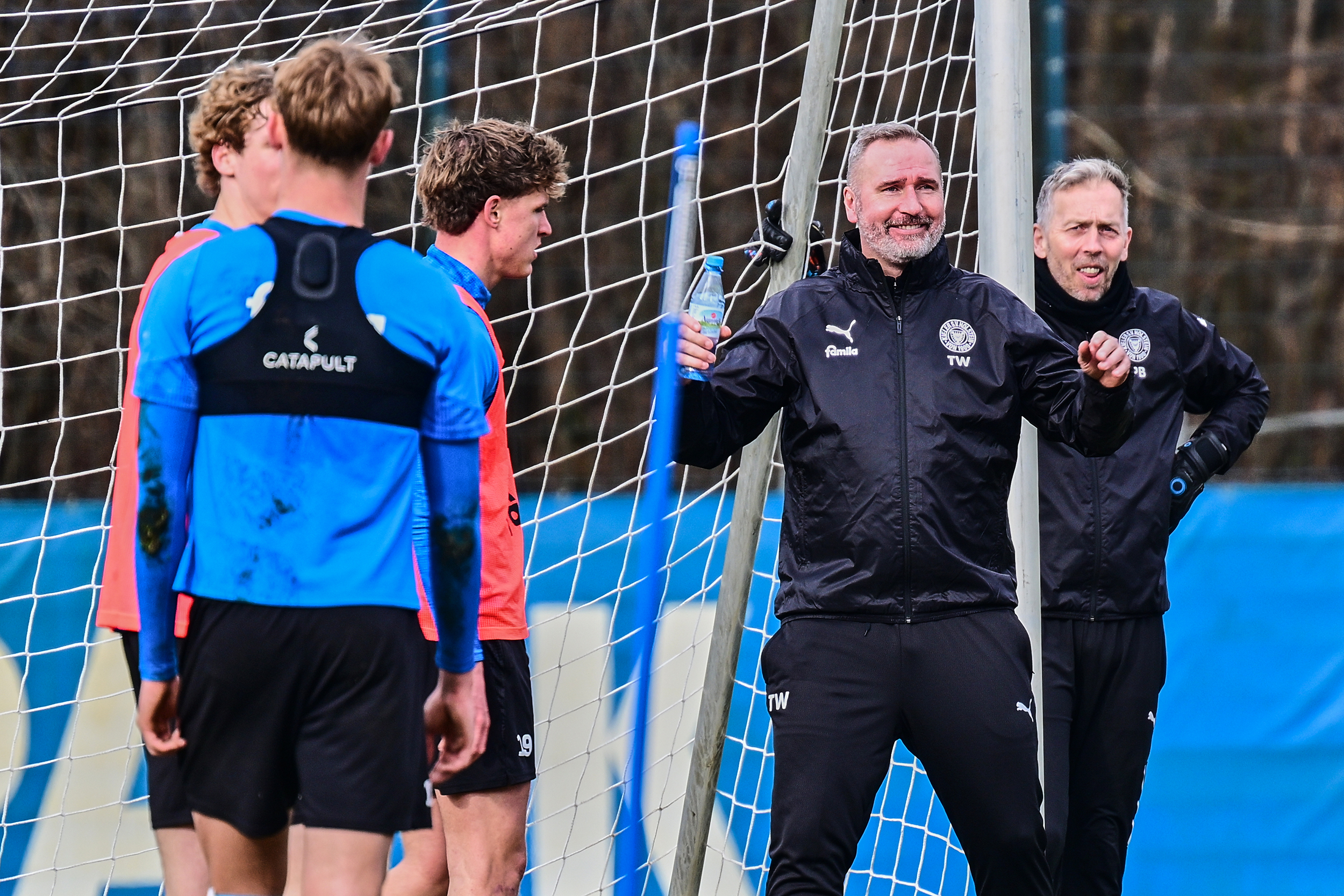 Neu- Trainer Tim Walter nei einer Ansprache ans Team