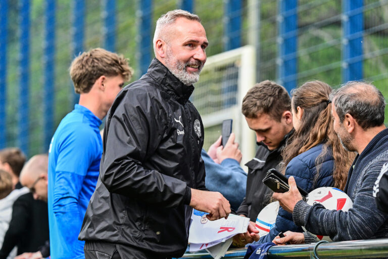 Mehr über den Artikel erfahren „Wir wollen weiter Spiele gewinnen“: Tim Walter warnt nach dem Klassenerhalt vor Nachlässigkeiten
