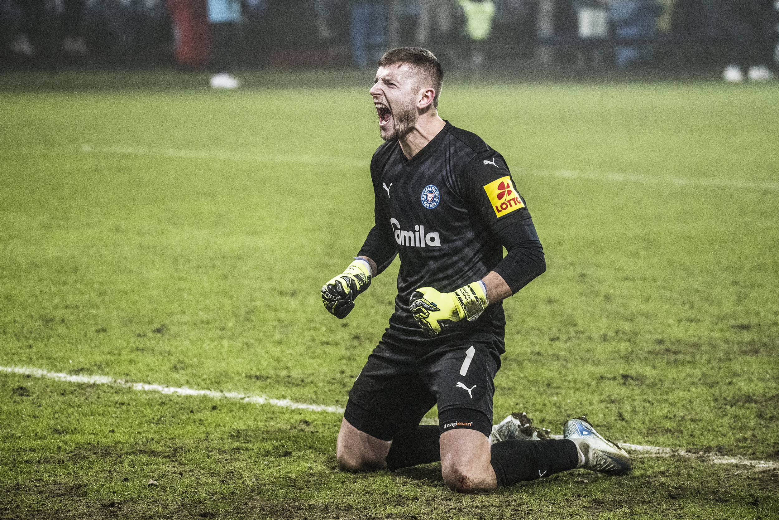 Du betrachtest gerade Eiskalte Störche schocken Berlin: Therkelsen trifft für Holstein Kiel aus dem Nichts