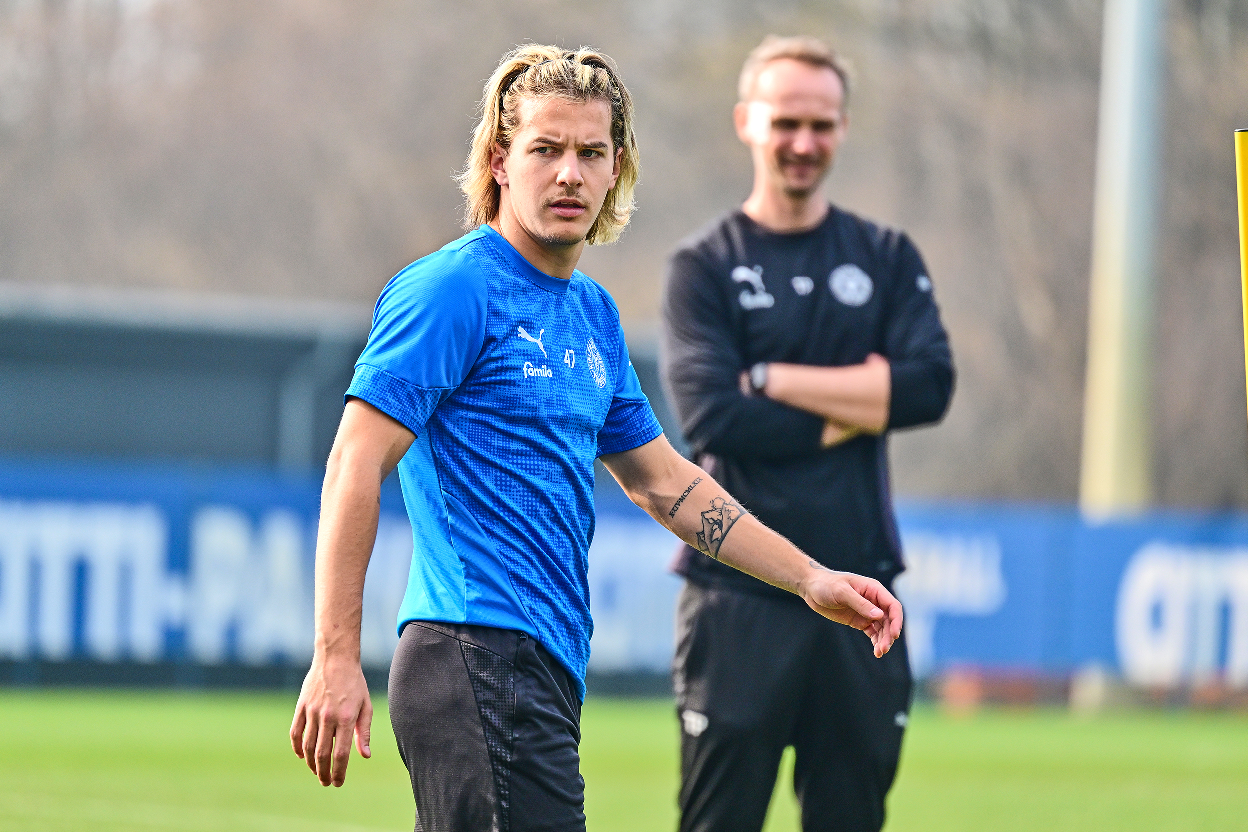 John Tolkin mit neuer Frisur und viel Energie