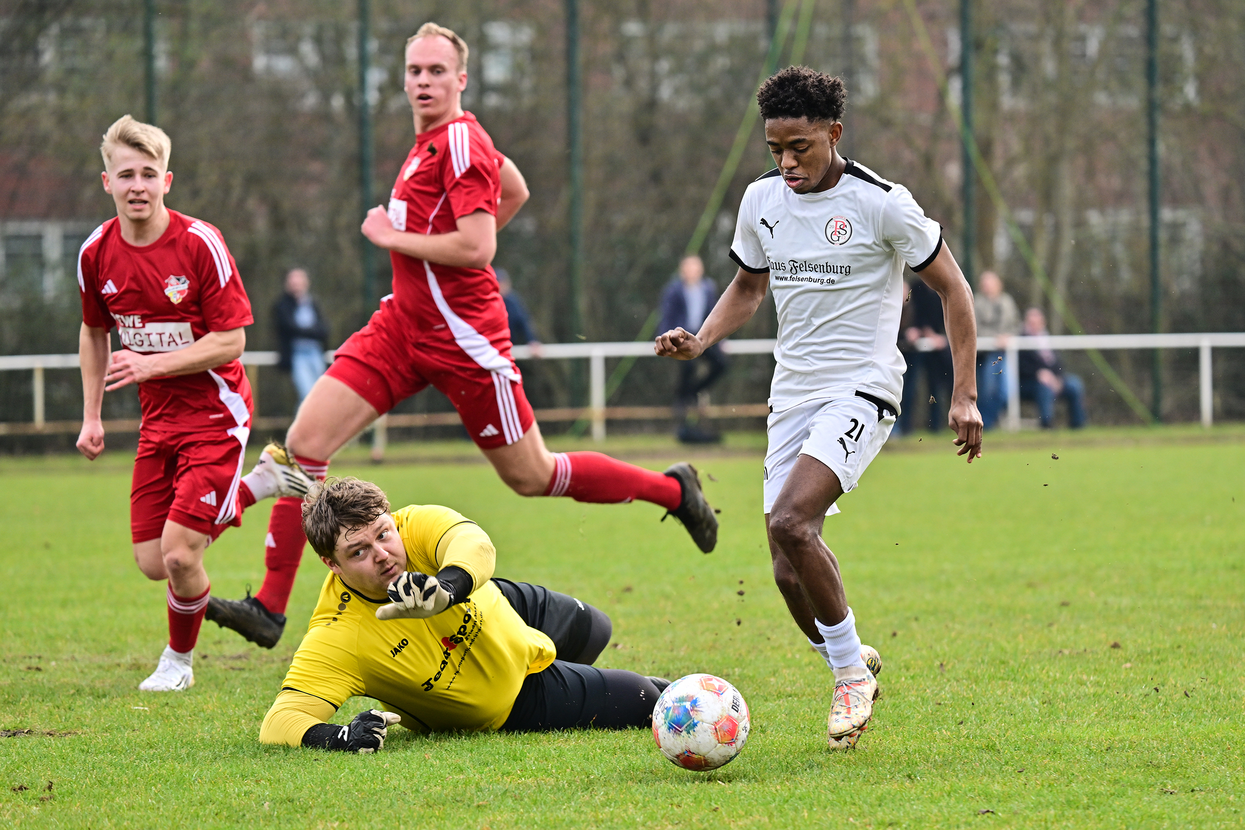 Mehr über den Artikel erfahren Nach kurioser Schiedsrichterentscheidung: Kieler MTV und Probsteier SG trennen sich 2:2