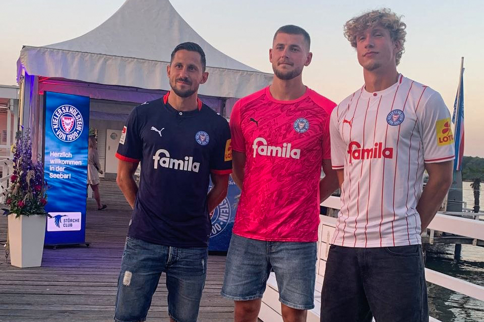 Du betrachtest gerade Holstein Kiel präsentiert neue Trikots für die Saison 2026/27 – Rückkehr zu norddeutscher Schlichtheit