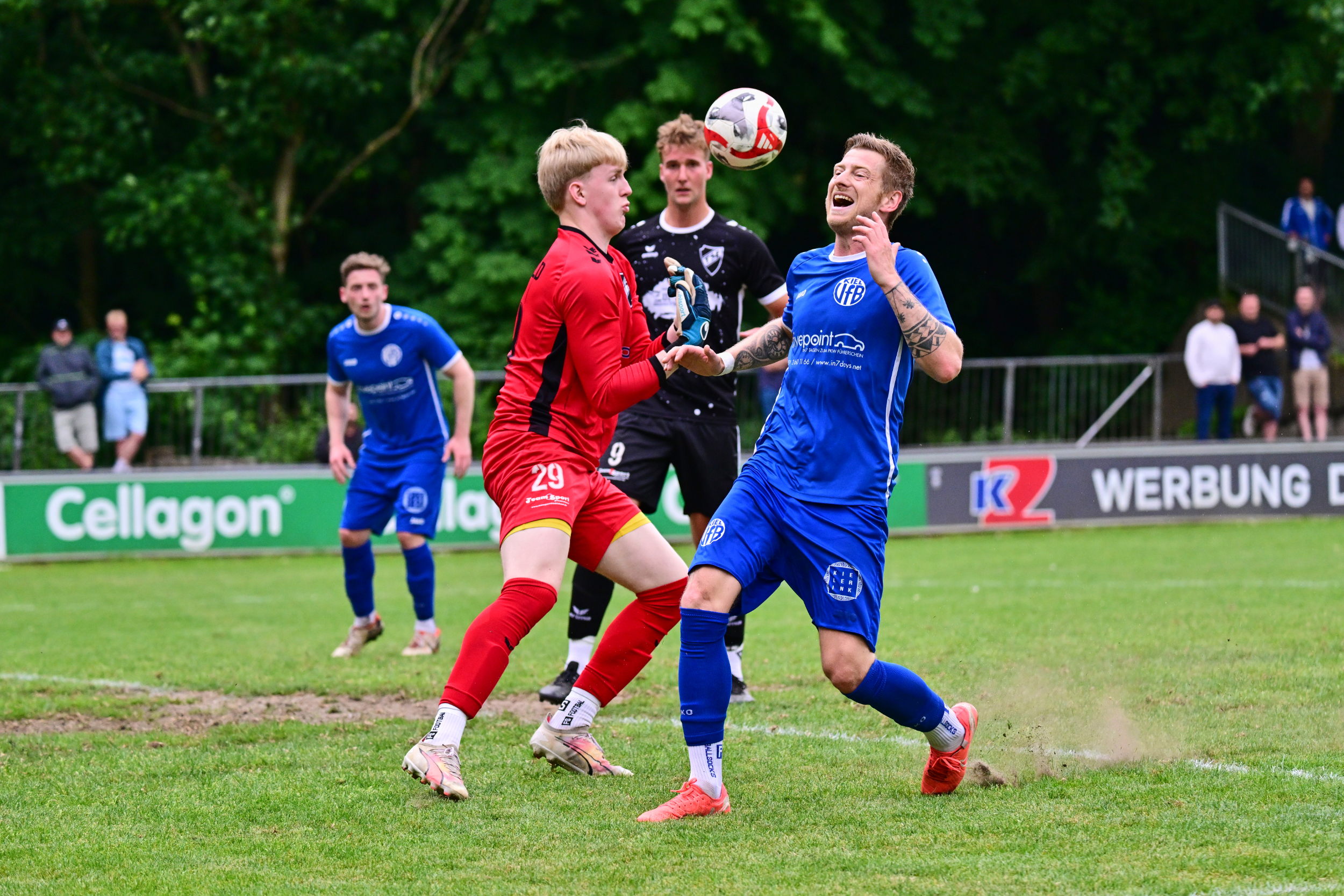 Du betrachtest gerade Doppelschlag schockt den VfB Kiel: TS Einfeld dreht Relegations-Hinspiel auf der Waldwiese