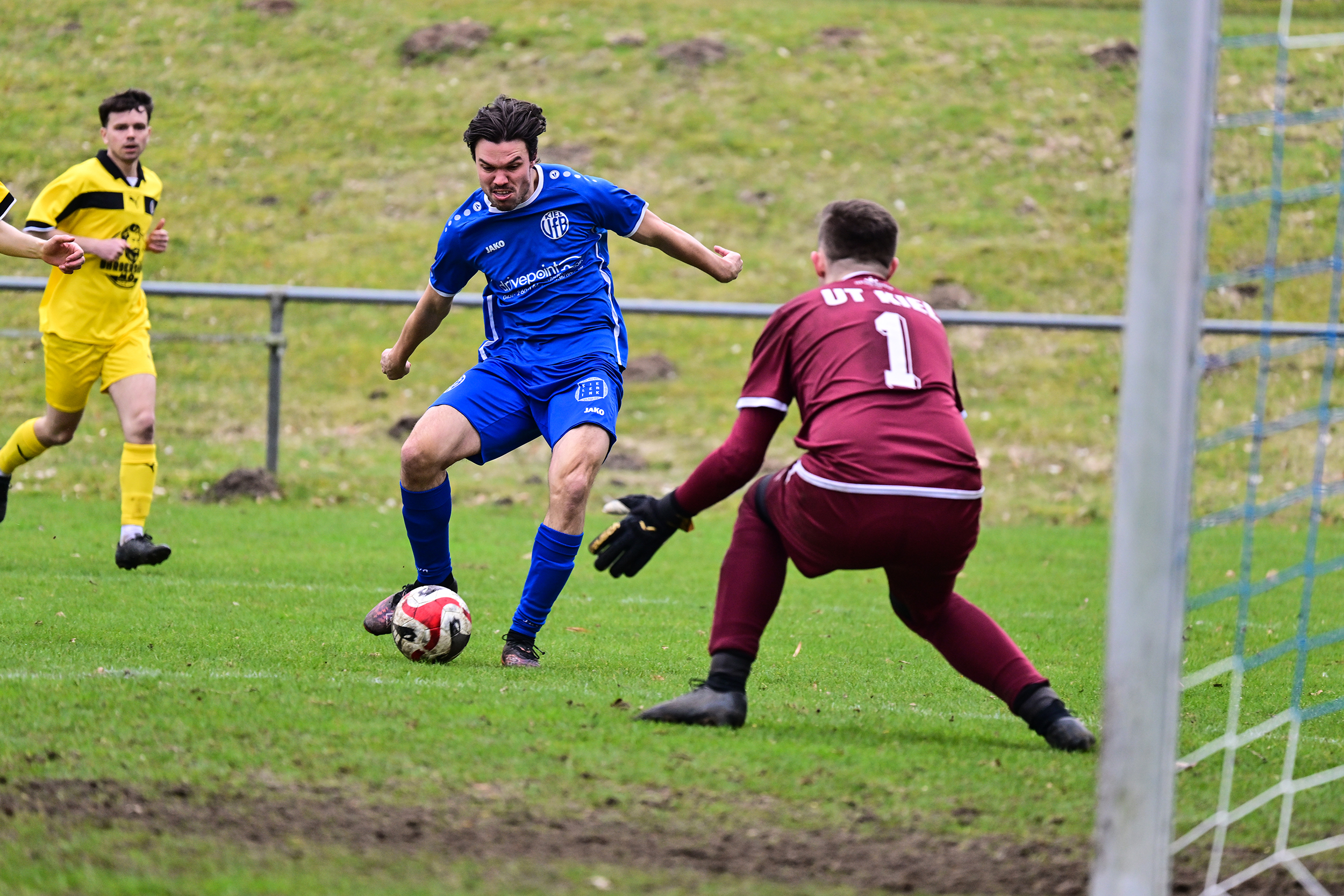 Marco Wohlgemuth trifft mit dem ersten Angriff des VfB Kiel zum 1:0
