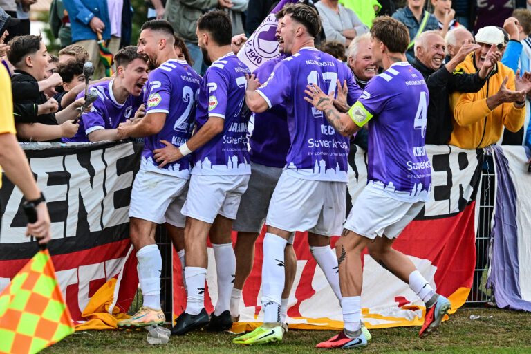 Mehr über den Artikel erfahren VfR gewinnt Neumünster-Derby zum Oberliga-Auftakt klar mit 3:0 – drei Platzverweise prägen den Abend