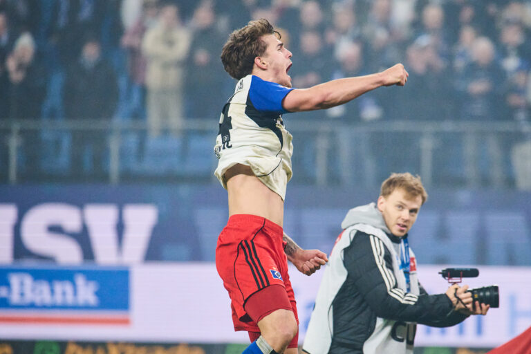 Mehr über den Artikel erfahren Drei Elfmeter – ein überragender Vuskovic: HSV kämpft Wolfsburg mit 2:1 nieder