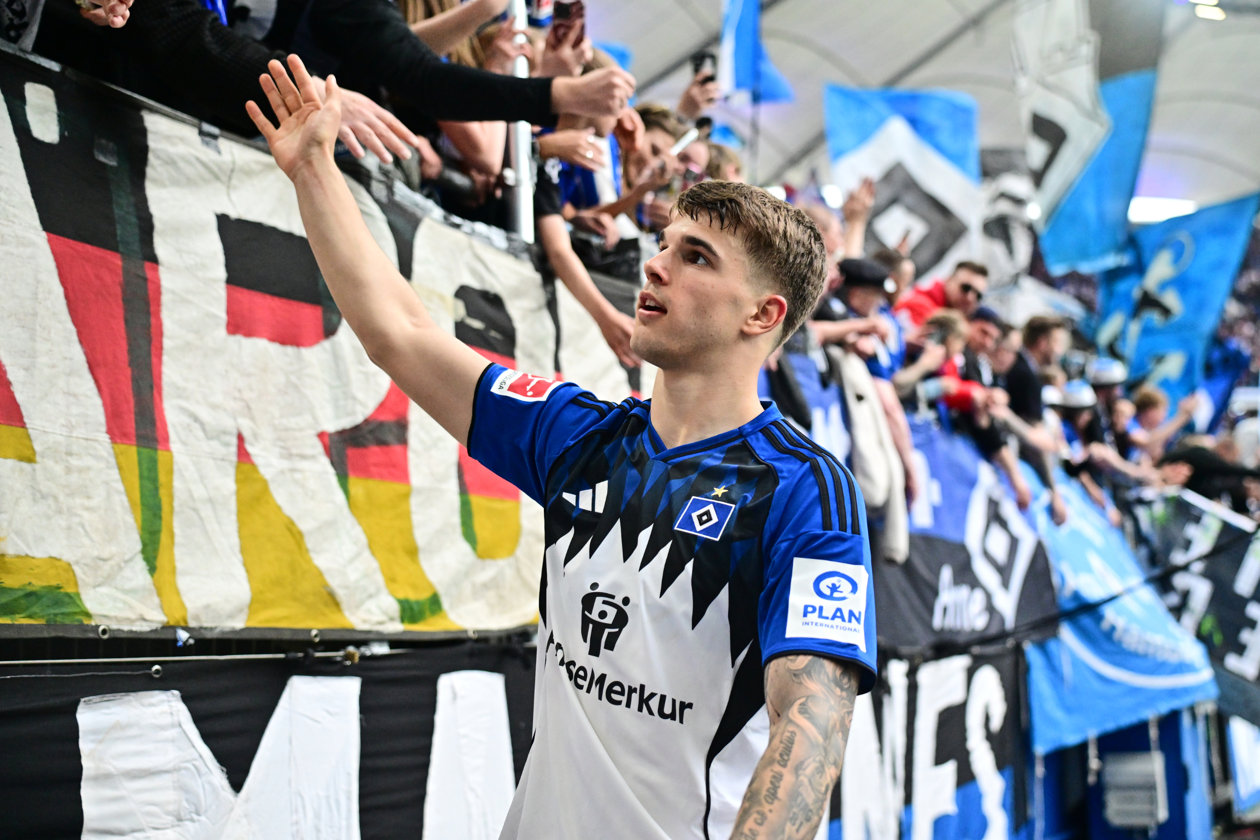 Mehr über den Artikel erfahren HSV feiert emotionalen Heimsieg gegen Freiburg – Vuskovic und Fabio Vieira bekommen Gänsehautmoment