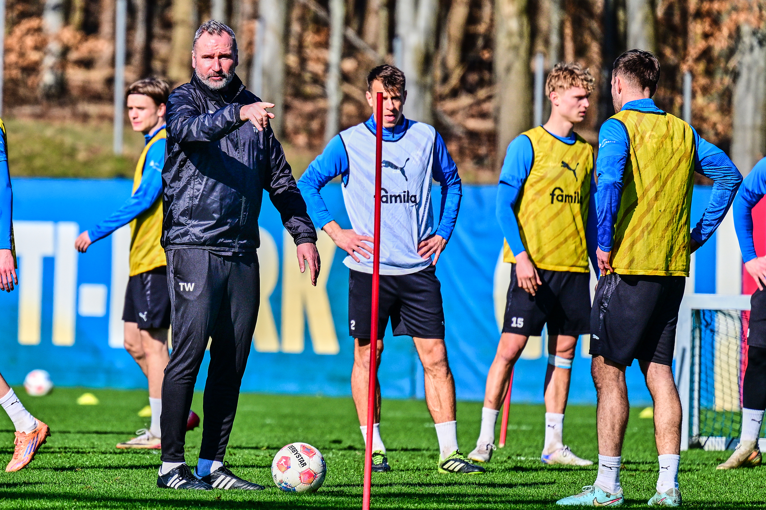 Trainer Tim Walter auf dem Trainingsplatz beim Coaching